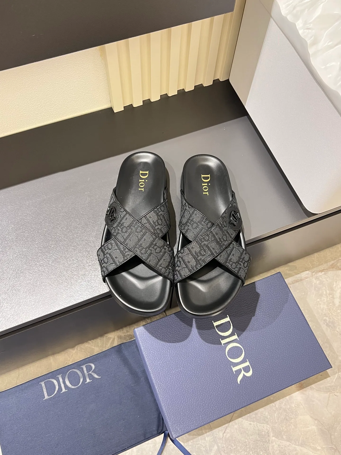 Men's men's shoes 💰p300 Size 38-45 Dior Dior's latest H-Town series Oblique thick sole slippers sandals Original purchase development and production This Dior H-Town sandals pay tribute to the classic logo of sports style and highlight Dior's high-end spirit. Crafted from black rubber with a beige and black Oblique printed upper, it's accentuated with tonal calfskin details. The rubber sole incorporates a variety of elements and is embellished with the Dior logo for a refined, futuristic look. Can be worn with shorts or jeans. Comes with exquisite packaging at the counter 🛍📦 ▪️ Fabric: Original customized imported Oblique embroidery ▪️ Lining: Imported soft sheepskin ▪️ Sole: Original molded ultra-light foam material ▪️ Bottom thickness: 4CM